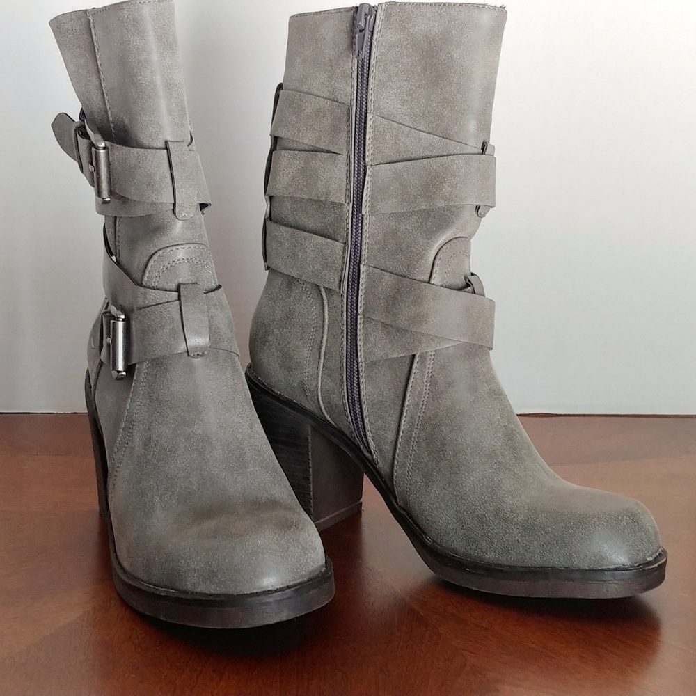 Genuine NEW suede Rocket Dog boots